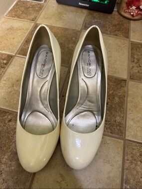 Bandolino Women's Ivory Patent Rounded-Toe Pumps